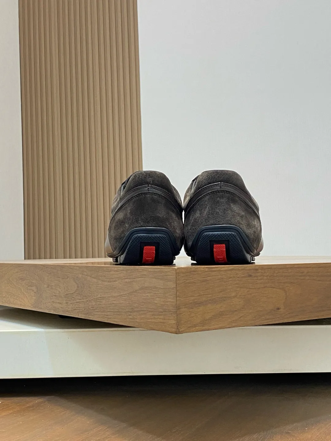 Men's Men's Shoes 💰800 Prada/Prada Men's Leather Casual Sports Shoes, a hot product made in Guangzhou! Made of imported calfskin splicing upper, three-dimensional geometric segmentation, precision manufacturing, uniform stitching, leather texture at a glance, multi-color splicing, fashionable and generous, soft, comfortable and breathable, decorated with PRADA letter logo on the outside, classic letter logo on the tongue, fabric strap on the heel, P family's classic sports shoe type, with fabric lining, silver logo cowhide foot pads, and P family's exclusive rubber outsole. The details are carefully crafted, making it a versatile item for travel! Comes with original box and dust bag! Multiple colors available! Size: 39-40-41-42-43-44 standard leather shoe size (38, 45 customized ¥)